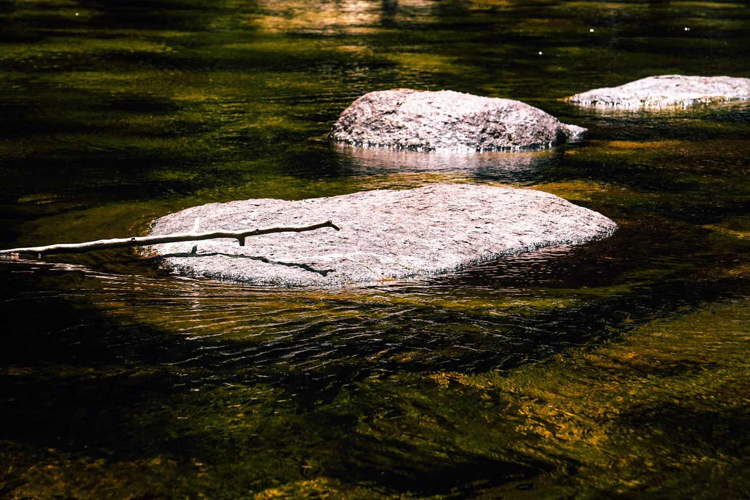 Rochers dans une rivière paisible